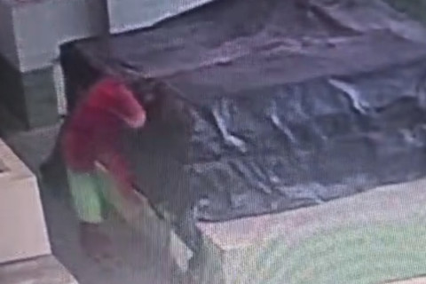 Câmeras da Prefeitura flagram suspeito de incendiar bancas no Mercado das Frutas em Nova Russas