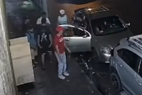 DESESPERO E SOBREVIVÊNCIA: homem se esconde debaixo de carro para escapar de massacre em Guayaquil