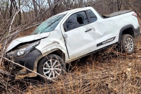 Veículo sai da pista após acidente na BR-226, entre Crateús e Independência