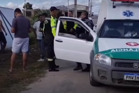 Motociclista sofre queda após derrapar em areia na Avenida Luiz Paulo Mendes, em Nova Russas