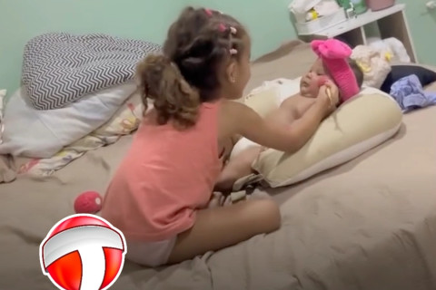 Irmã mais velha é flagrada maquiando a irmã caçula e vídeo viraliza nas redes