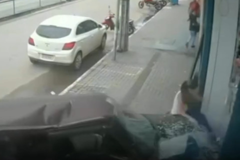 Câmera de segurança registra carro invadindo calçada e atropelando mulher após colisão