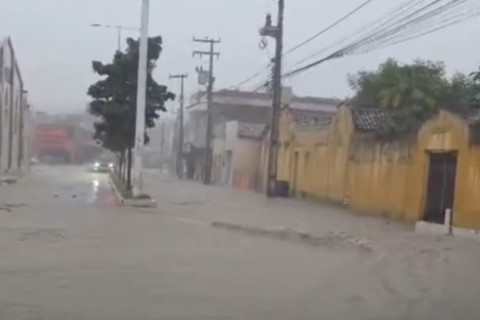 Chuvas de abril chegam com força e alagam pontos de Nova Russas
