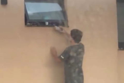 Jovem é preso após ser flagrado filmando vizinha tomar banho