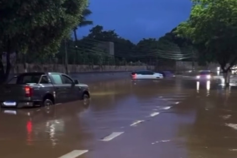 Forte chuva atinge Juazeiro do Norte na madrugada deste domingo