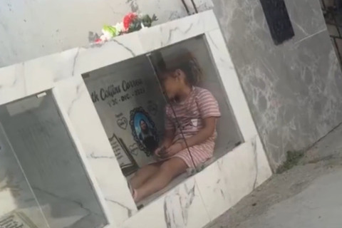 Menina é flagrada brincando sobre o túmulo da própria mãe em cemitério