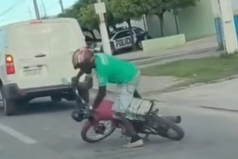Tem dias que a pessoa perde o equilíbrio e tem dias que o equilíbrio perde a pessoa. 🤣🤣🤦🏻