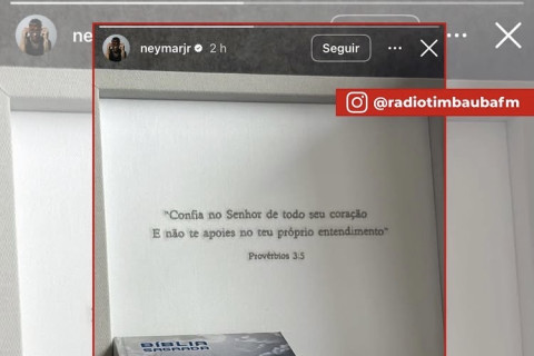 Neymar chama atenção ao mostrar "Bíblia do Batman" nas redes sociais