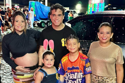 Júnior Mano prestigia Carnaval Chame Gente em Nova Russas ao lado da prefeita Giordanna Mano