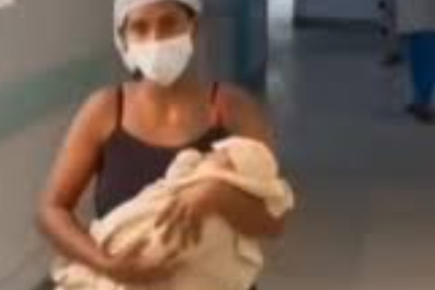 Mãe deixa a maternidade de joelhos após alta do filho com doença gravíssima