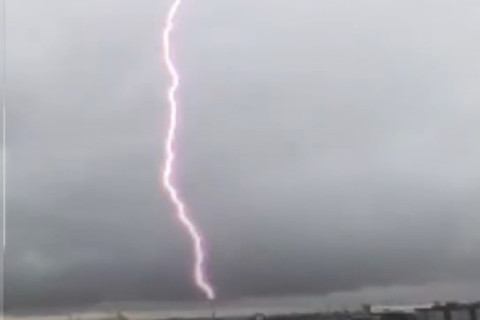 Raio cai em terreno durante temporal em Fortaleza