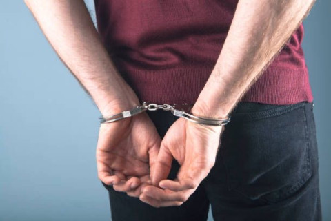 Homem é preso após invadir casa e tentar abusar de moradoras em Novo Oriente