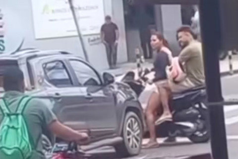 Mulher de moto desafia motorista a passar por cima e ele cumpre