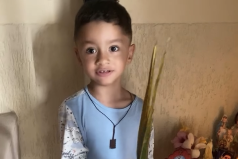 Pequeno Ravi Castro, de Ipueiras, emociona ao explicar o significado da Semana Santa