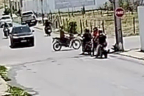 Desrespeito à sinalização provoca acidente em cruzamento