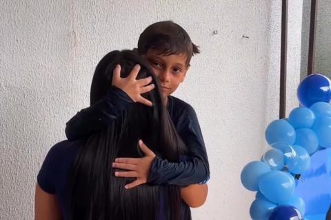 Menino de 7 anos emociona  ao falar da mãe durante o  seu aniversário