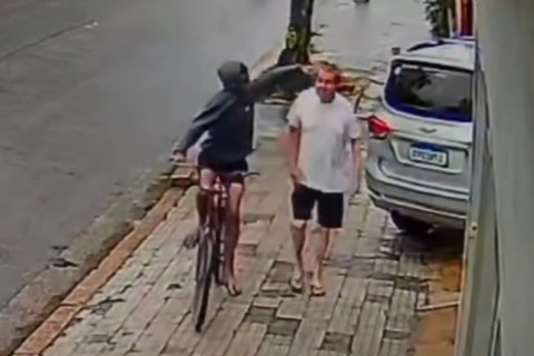 Suspeito é detido após tentar roubar corrente de ouro de pedestre
