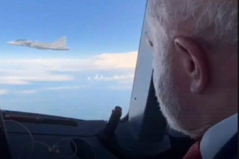 Presidente Lula recebe escolta de F-39 Gripen, caça fabricado no Brasil