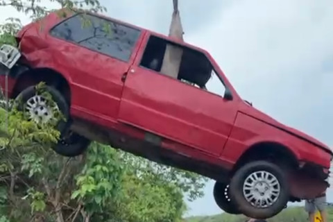 Fiat Uno cai em barranco na CE-187, em Ipueiras