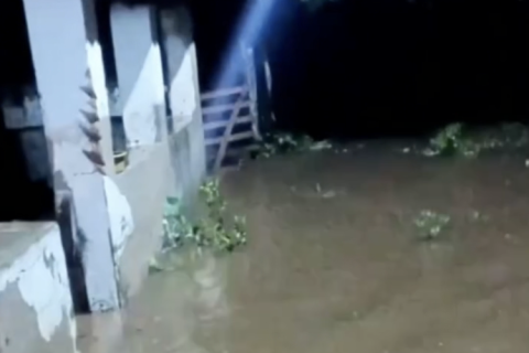 Fortes chuvas deixam casa inundada no distrito de Irapuá/Nova Russas