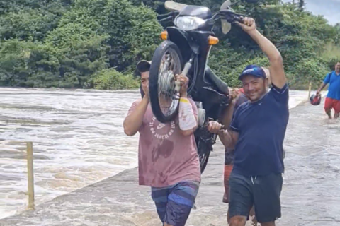 Cheia no Rio Acaraú aumenta risco em passagem molhada entre Nova Russas e Nova Betânia