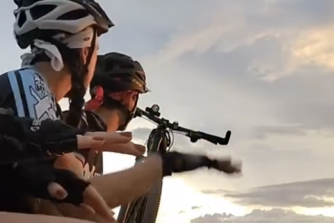 Carro perde controle e quase atinge grupo de ciclistas em acostamento