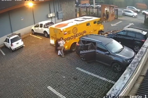 Carro-forte atropela duas mulheres durante manobra em estacionamento