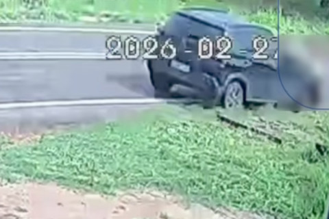 Mulher é atropelada ao caminhar pelo acostamento