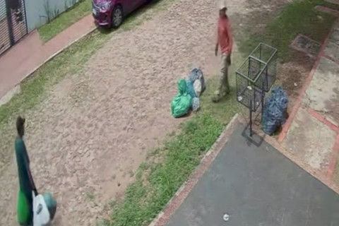 Mulher cai e minutos depois quase ocorre tragédia com caminhão de lixo