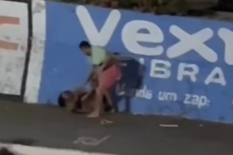 Imagens flagram homem agredindo mulher no centro de Crateús; suspeito é preso