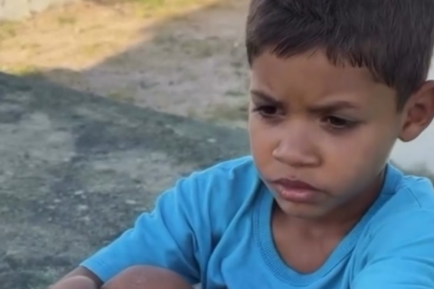 Criança de 6 anos emociona ao visitar túmulo da mãe para mostrar notas da escola