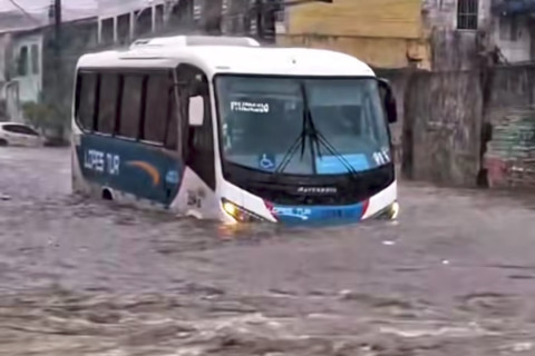 Fortes chuvas causam alagamentos e transtornos em bairros de Fortaleza
