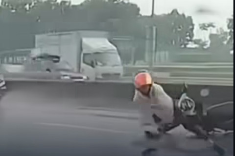 Motociclista sofre queda em pista molhada e escapa por pouco da morte
